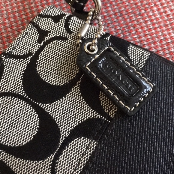 🎁Coach Wristlet - Great Gift Idea 🎁 - Picture 4 of 8